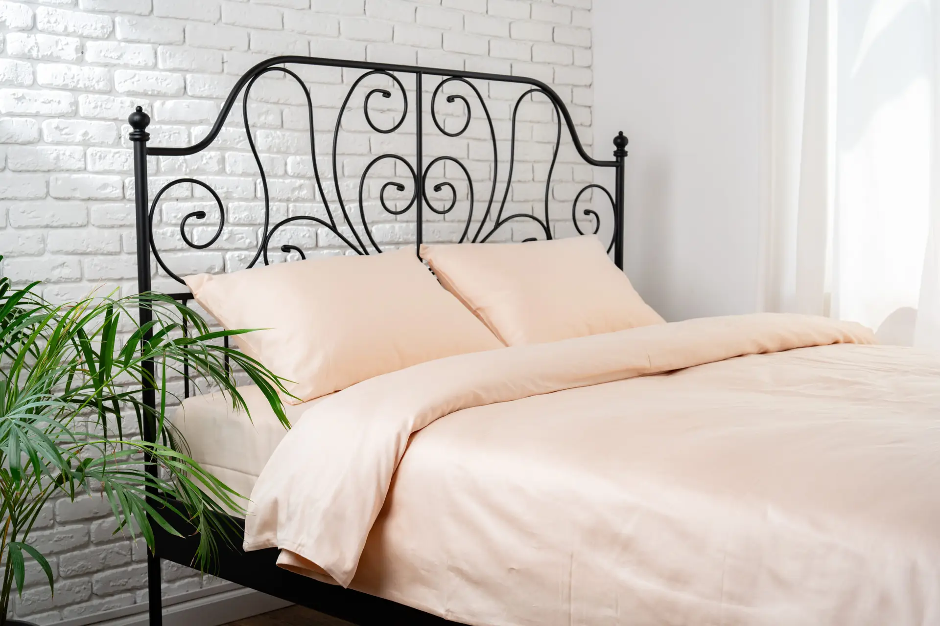 How to Paint a Metal Bed Frame
